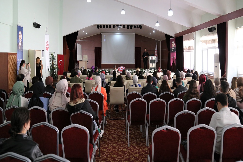 Öğrencileri Sosyal Hizmet ve Danışmanlık Konularında Bilgilendirdiler